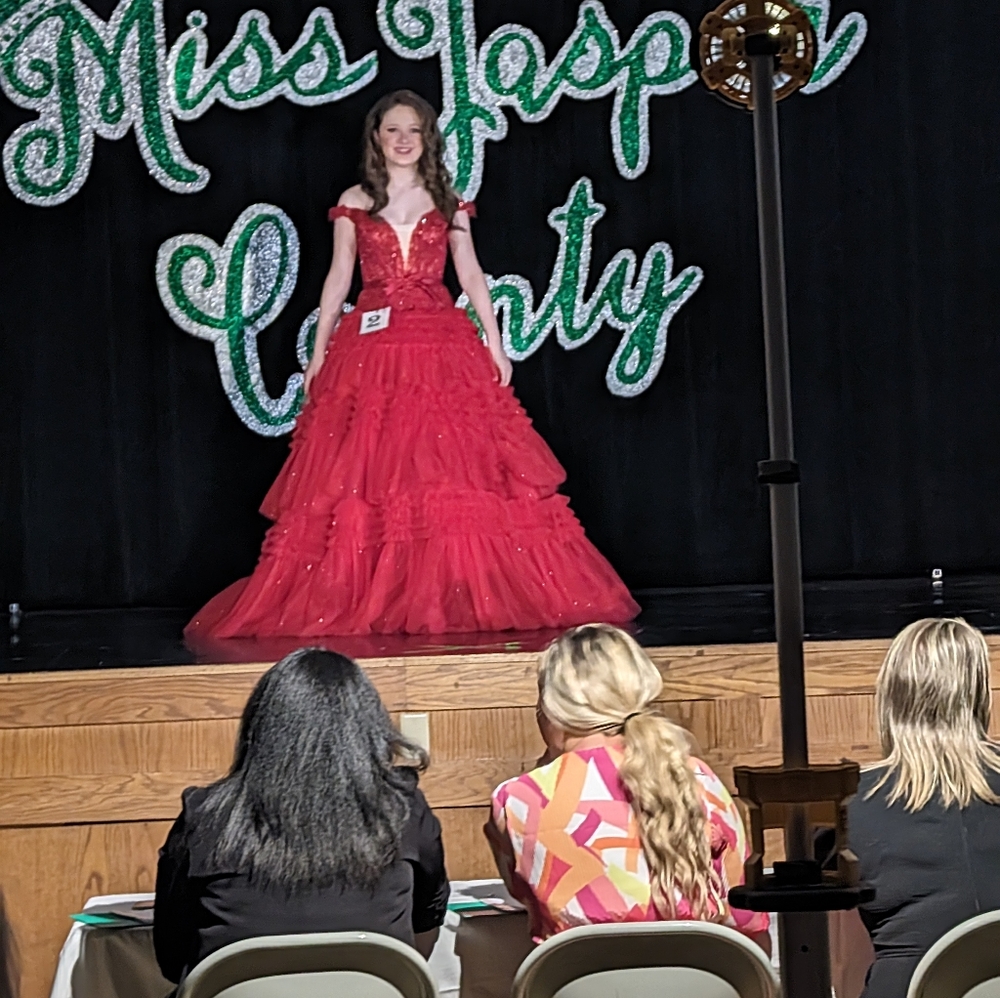 Sherri Hill Size 4 red ballgown